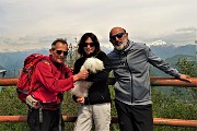 79  Piacevole incontro con amici in vetta al Canto Alto (1146 m)
